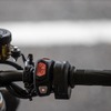 ブレンボ製のセミラジアルマスターシリンダーは、コントローラブルで気持ちの良いブレーキングを約束。